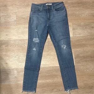 Women's Medium Wash Distressed Levi’s Skinny Jeans